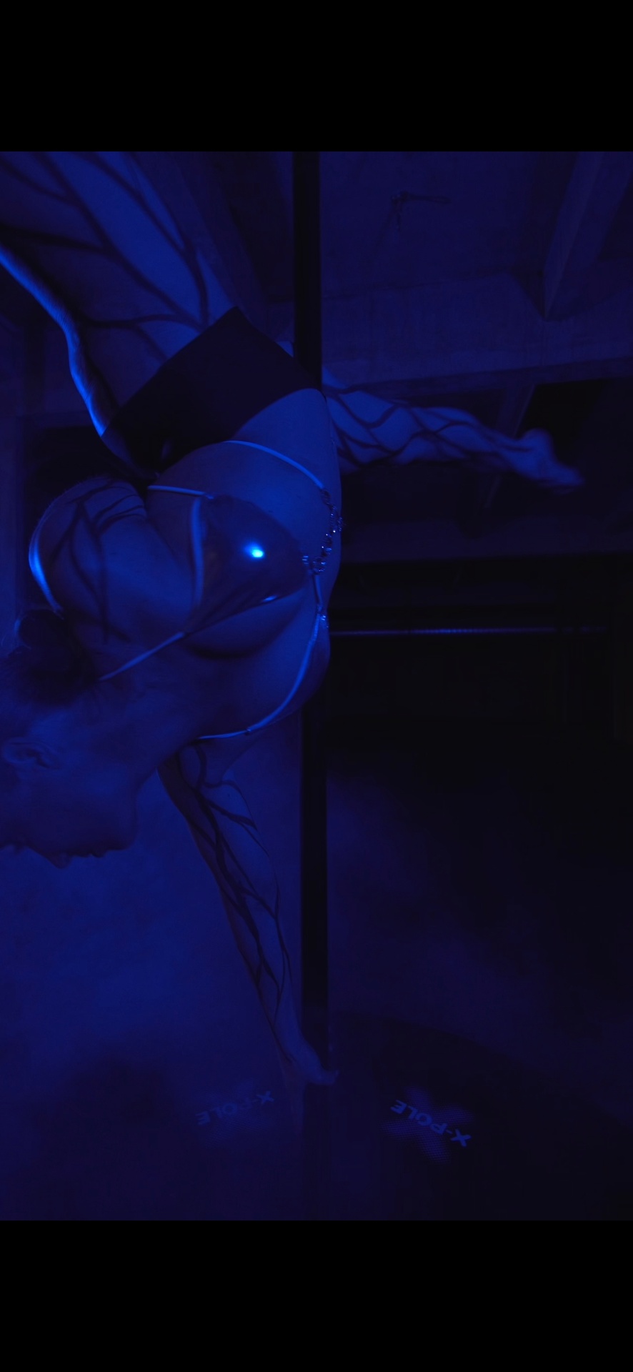 Performance Pole Dance, lumière bleue, atmosphère onirique