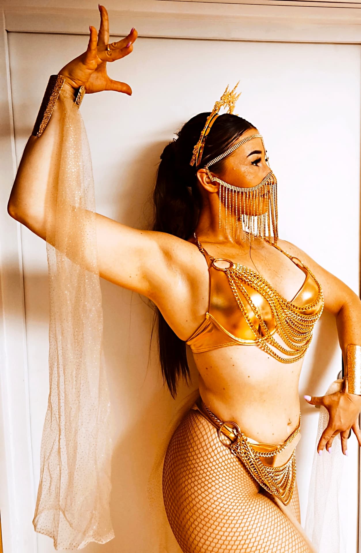 Costume doré, couronne et voile pailleté, pose de scène