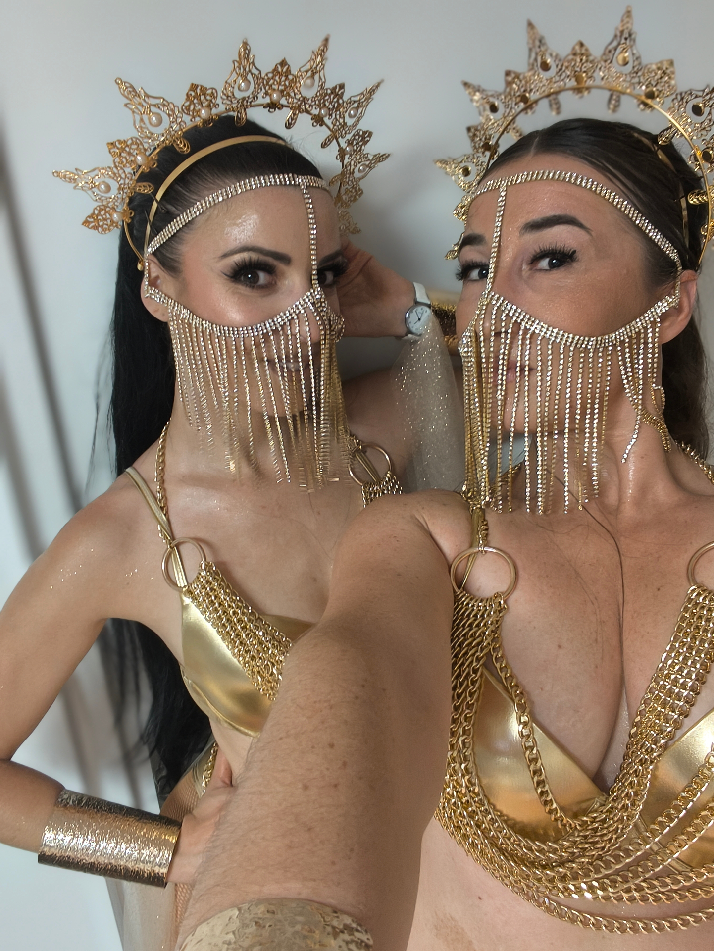 Duo scène, parures dorées et masques de perles