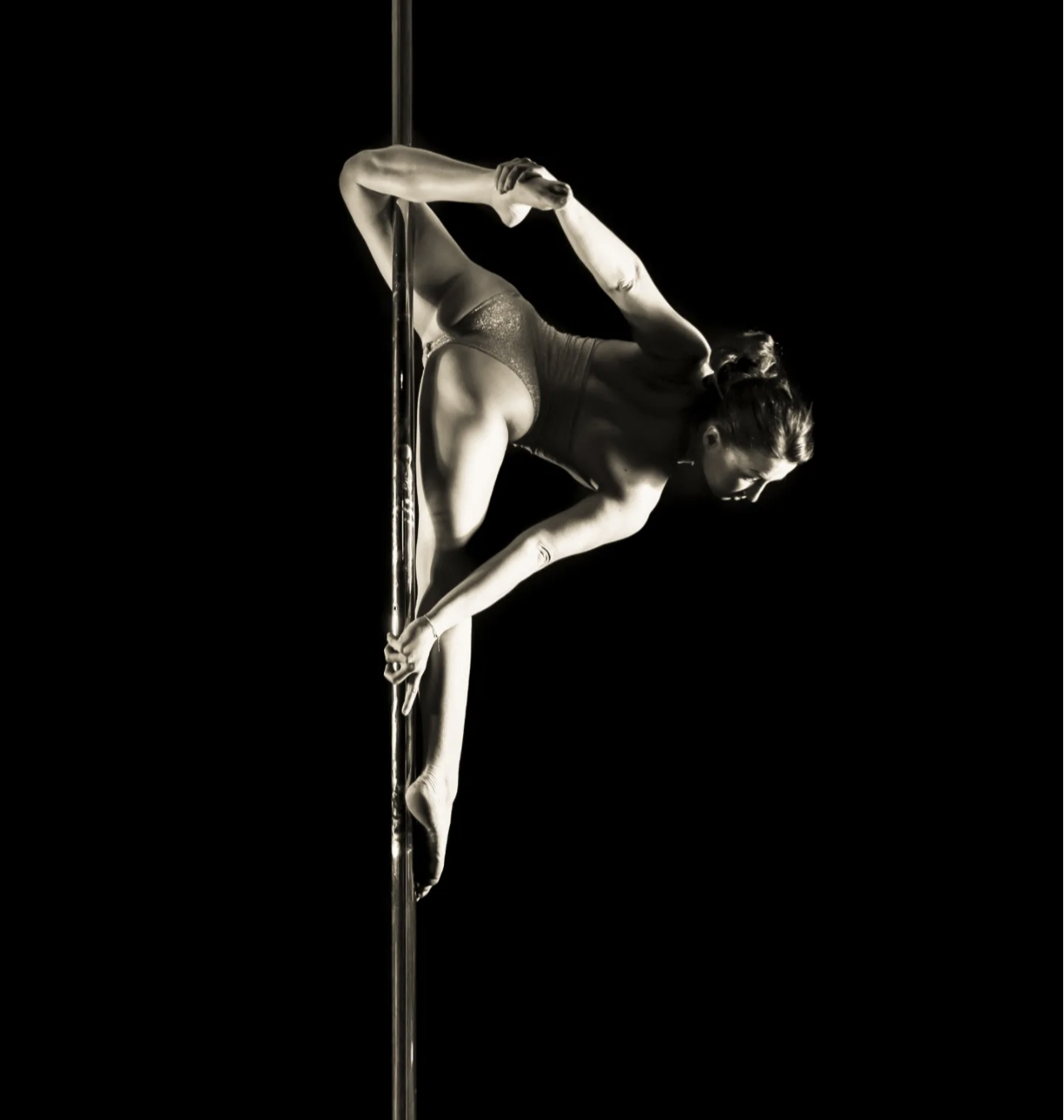 Figure de pole dance en suspension, photo noir et blanc