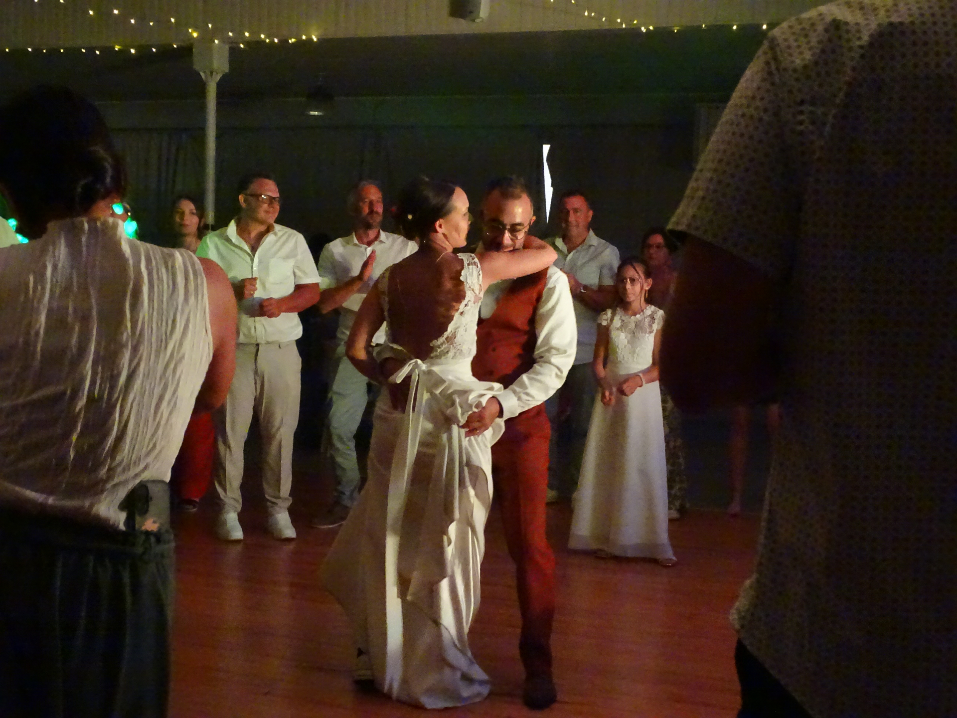 Couple de mariés sur la piste de danse, première danse